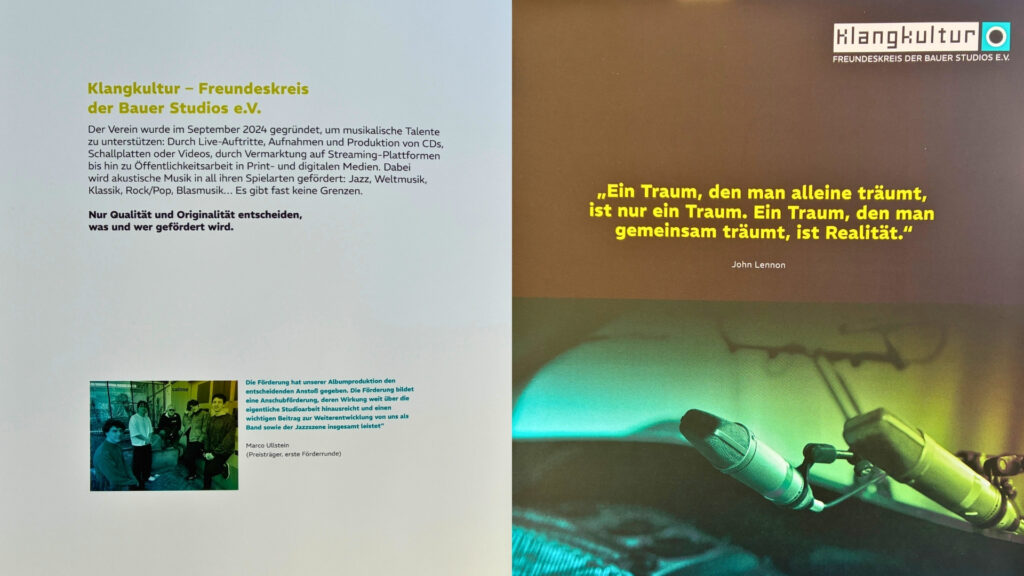 Zweiteilige Collage. Linke Seite: Fotografie der Innenseite der Sponsoring-Mappe mit Informationen zum Verein Klangkultur und den Förderzielen. Dazu Testimonial mit Foto des Musikers Marco Ullstein, Preisträger der ersten Förderrunde. Rechte Seite: Fotografie des Covers der Sponsoring-Mappe mit Logo des Vereins Klangkultur, Zitat "Ein Traum, den man alleine träumt, ist nur ein Traum. Ein Traum, den man gemeinsam träumt, ist Realität." von John Lennon. Darunter eine Fotografie von Studiotechnik mit Mikrofonen.