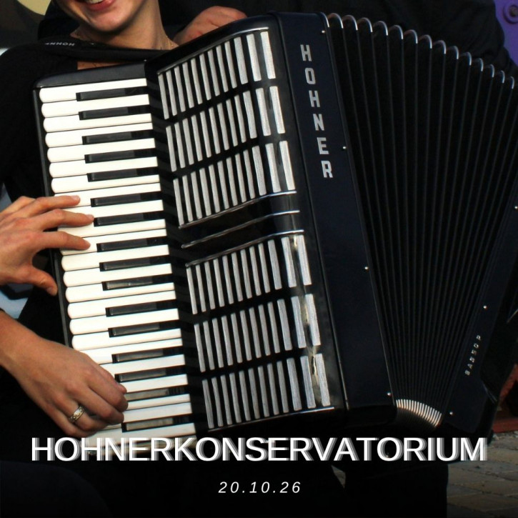 Studio Konzert Hohner-Konservatorium Trossingen. Titelbild. Fotografie mit einem Akkkordeon und dem Konzerttermin