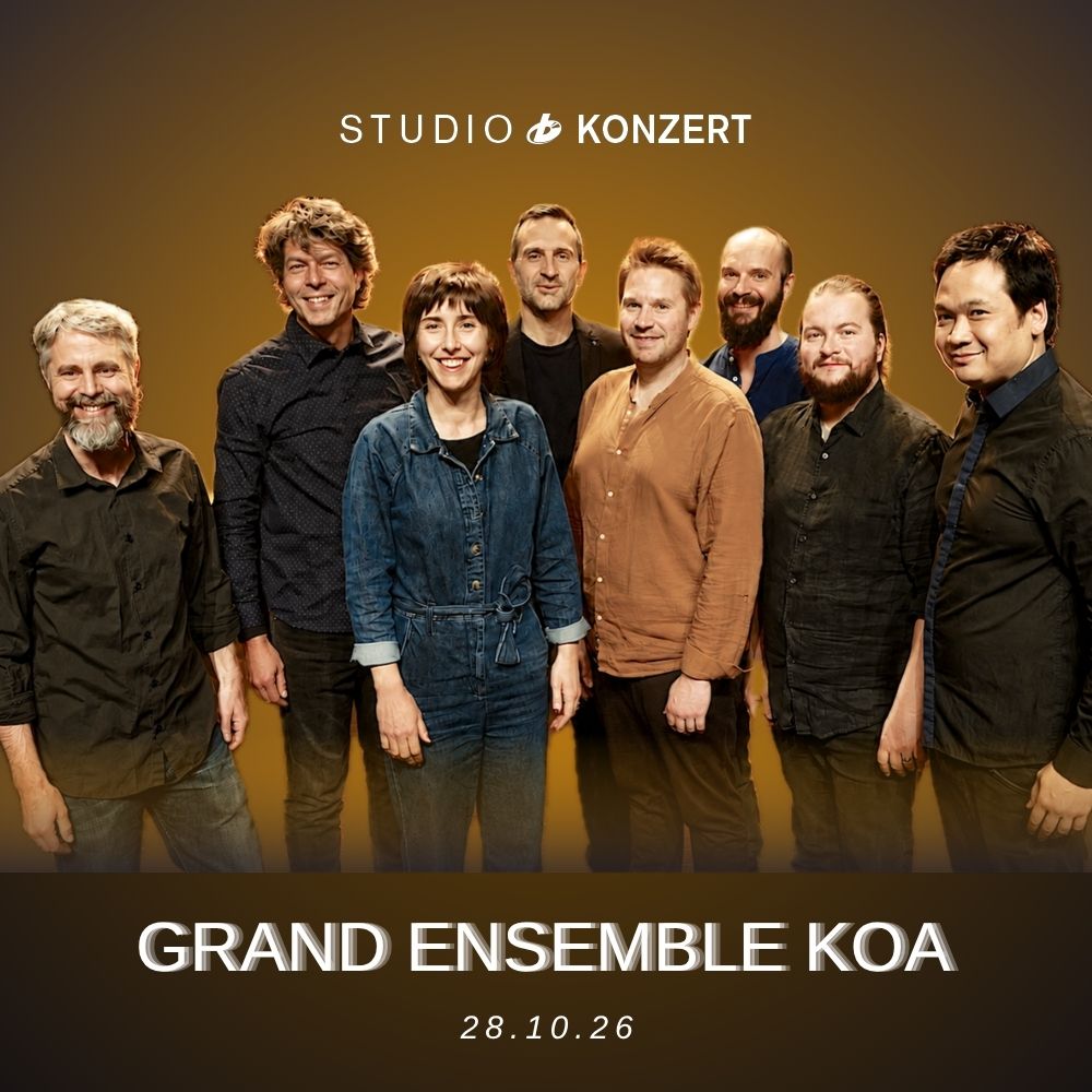 Studio Konzert Grand Ensemble KOA. Titelbild. Fotografie der 8 Musikerinnen und Musiker mit Konzertdatum und Logo der Bauer Studios